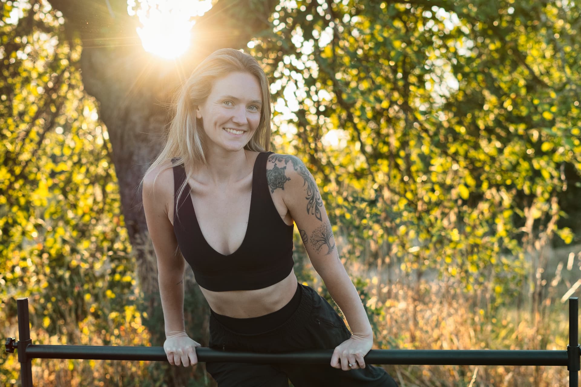Sonja Bohl lächelnd an der Barre in der Natur